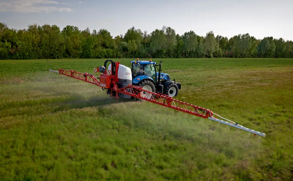 Le pulvérisateur porté Tempo Ultra Isotronic de Maschio Gaspardo est disponible en capacité de 1 600 et 2 000 litres.