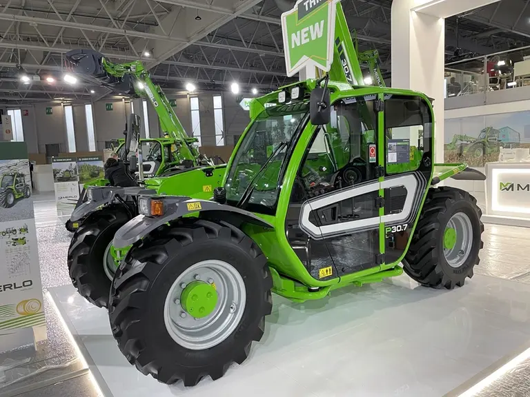 Le chargeur télescopique compact TF 30.7 de Merlo affiche une hauteur de seulement 1,98 m en version L à cabine basse.