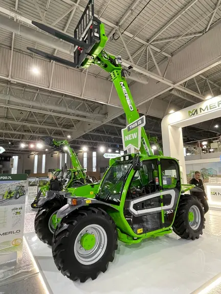 Le chargeur télescopique compact TF 30.7 de Merlo offre une capacité maxi de 3,3 t et une hauteur de levage de 6,7 m