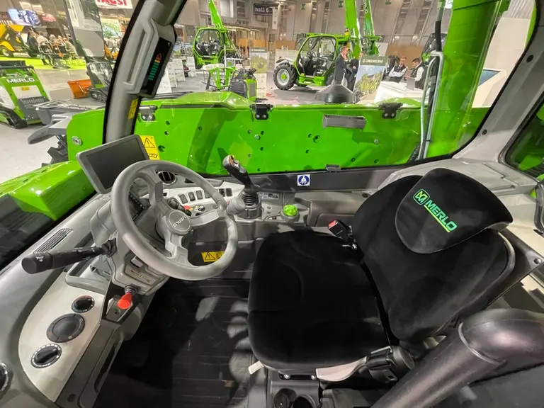 Le chargeur télescopique compact TF 30.7 de Merlo bénéficie de la même cabine que les autres Turbofarmer.