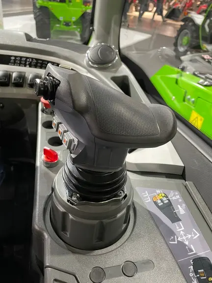 Tous les modèles de chargeurs télescopique Turbofarmer de Merlo proposent désormais le choix entre un joystick vertical et le nouveau levier permettan