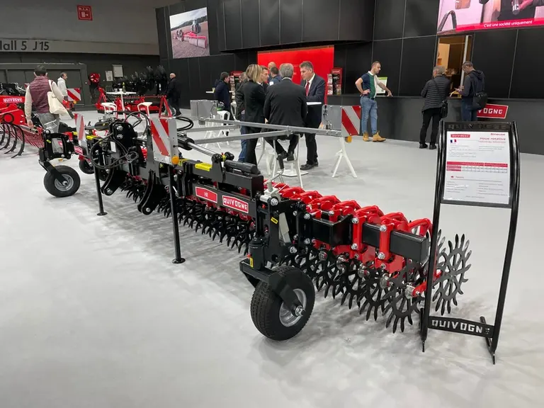 Les houes rotatives et les bineuses Quivogne se déclinent de 3 à 7,50 mètres de large.