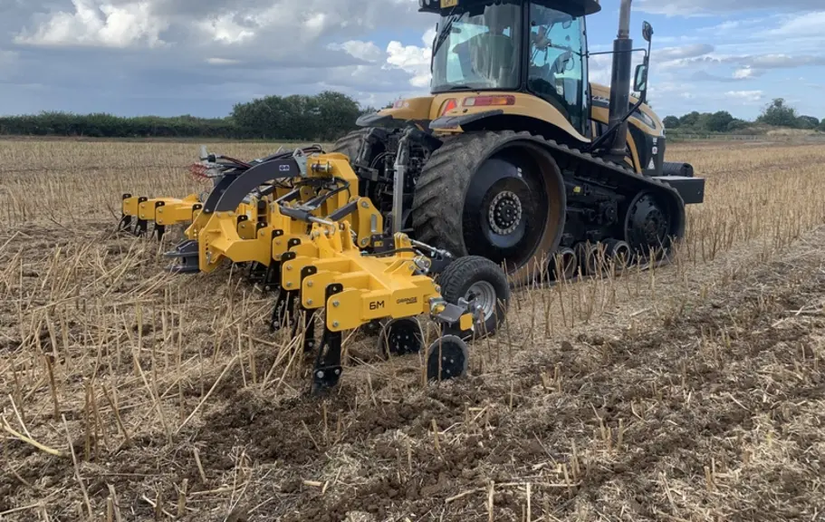 Distribués en France par Stecomat, les fissurateurs de Grange Machinery disposent de dents espacés de 50 cm.