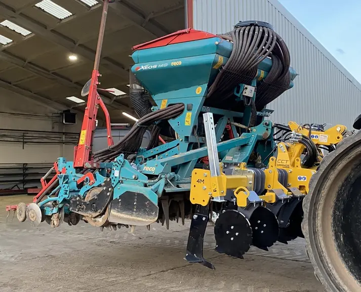 Commercialisé en France par Stecomat, le fissurateur CCT de Grange Machinery reçoit un relevage hydraulique.