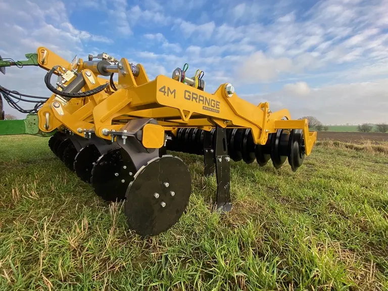 Les fissurateurs Grange Machinery, commercialisés en France par Stecomat, travaillent jusqu'à 35 cm de profondeur.