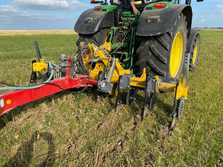 Commercialisé en France par Stecomat, le fissurateur CCT de Grange Machinery s'utilise en solo ou en combinaison avec un outil porté ou traîné.