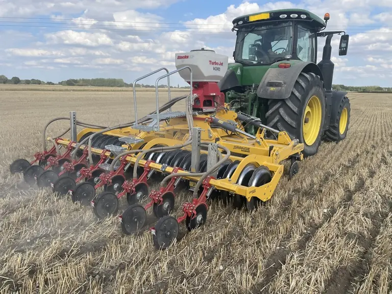 Commercialisé en France par Stecomat, le fissurateur LDL de Grange Machinery se complète en option d'un semoir de petites graines.