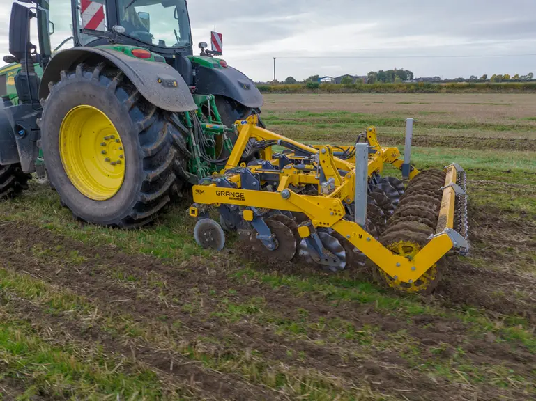 Commercialisé en France par Stecomat, le striptiller de Grange Machinery se décline en largeur de 3 m (4 et 6 m à venir).