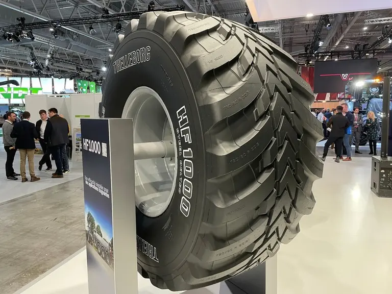 Le pneu porteur radial HF1000 de Trelleborg bénéficie d'une ceinture acier et de la technologie VF.