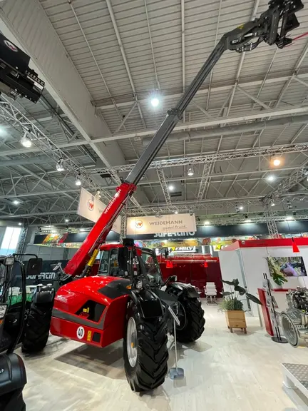 Le chargeur télescopique Weidemann T9535 intègre une flèche à trois segments.