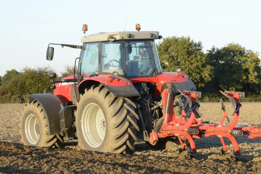 L'utilisation de pneus de grande largeur peut nécessiter le montage de versoirs plus longs.