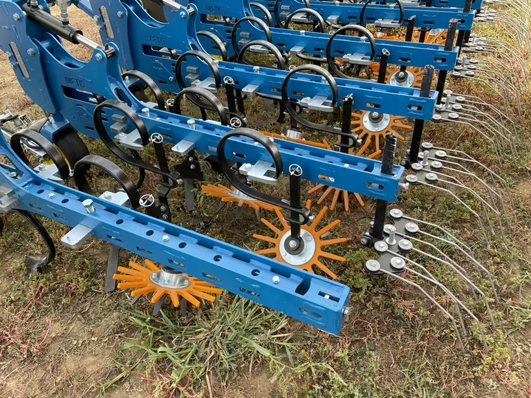 La bineuse Metis d’Agrivaux reçoit des doigts rotatifs de conception maison disponibles en deux niveaux de dureté : classique pour les binages tardifs