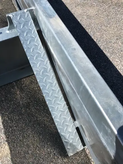 L’intégration d’une petite rampe sous la barrière canadienne permet aux petits animaux (lapins, crapauds…) de ressortir de la fosse.