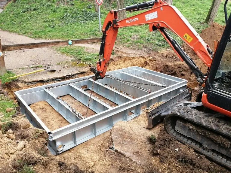 Certains passages canadiens intègrent une fosse métallique qui évite les travaux de maçonnerie et s’installe rapidement.
