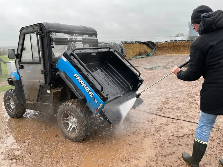 Le lavage à grande eau n'est pas incompatible avec le SSV électrique Hisun Farmer EV75. Il ne faut juste pas viser les faisceaux électriques avec le jet sous pression.