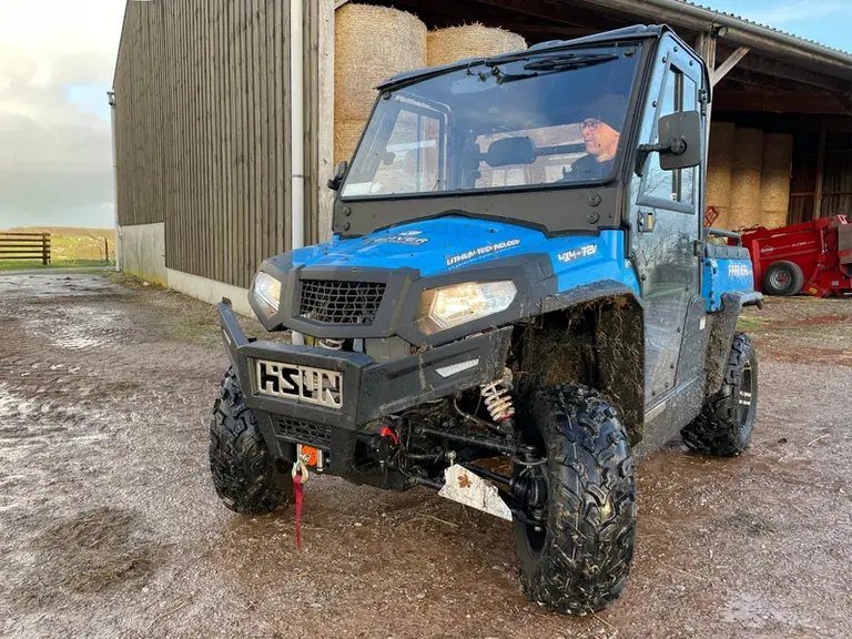Commercialisé en France par Temver, le SSV électrique Hisun Farmer EV75 est homologué pour deux places en catégorie tracteur agricole T1a.