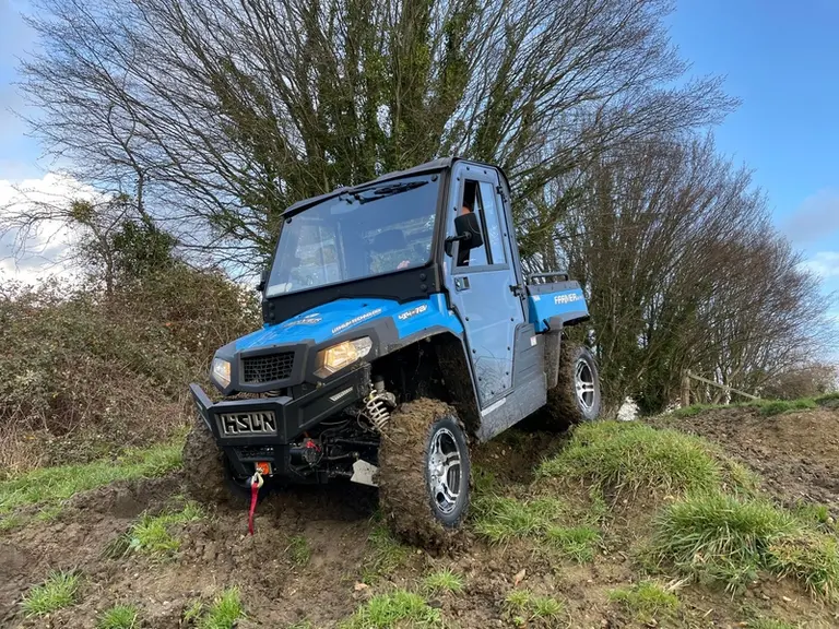 Le SSV électrique Hisun Farmer EV75 est équipé d'une batterie lithium-ion d'une capacité de 14,7 kWh.