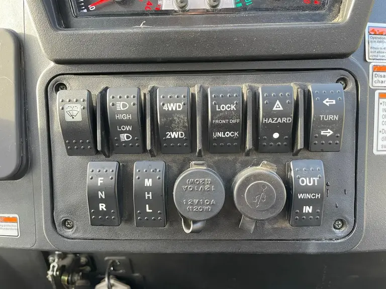 Le SSV électrique Hisun Farmer EV75 propose une prise 12 volts et deux prises USB cachées sous les capuchons ronds.