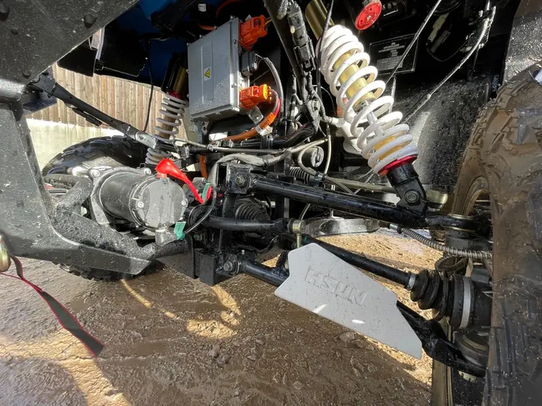Le SSV électrique Hisun Farmer EV75 dispose de quatre roues motrices débrayables et du blocage électrique du différentiel avant.