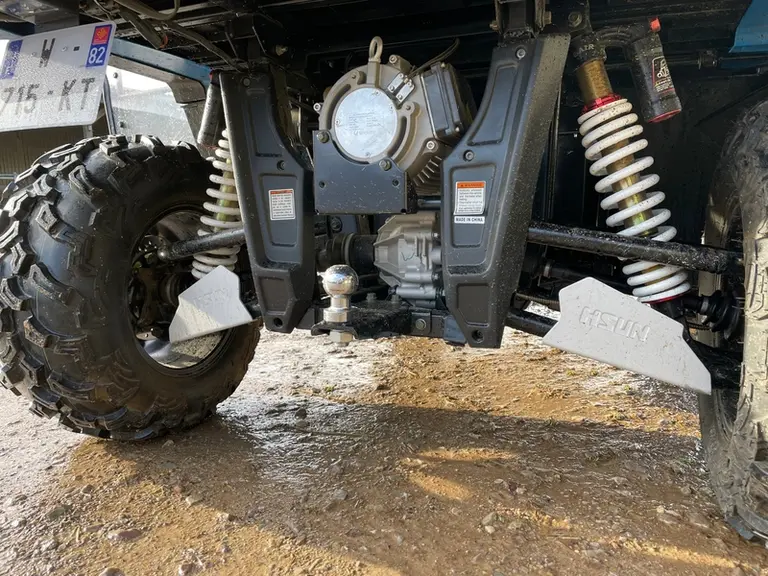 Le SSV électrique Hisun Farmer EV75 bénéficie de suspensions indépendantes à l'avant et à l'arrière.