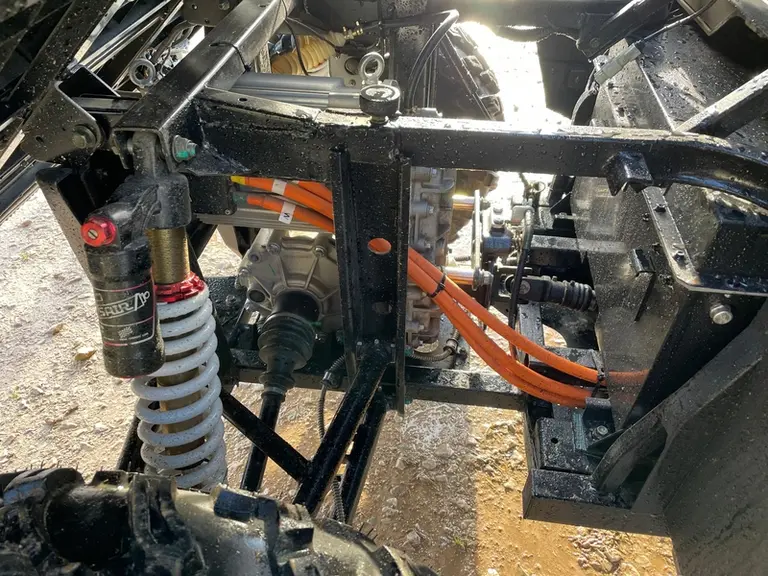 Le SSV électrique Hisun Farmer EV75 n'utilise pas de carénage pour protéger les composants de la transmission électrique.