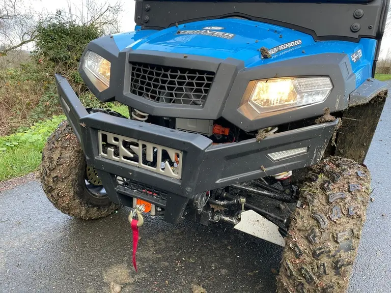 Le SSV électrique Hisun Farmer EV75 dispose en standard d'un treuil à l'avant.