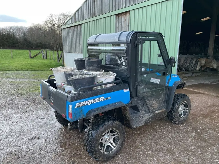 Le SSV électrique Hisun Farmer EV75 emporte jusqu'à 227 kg de marchandises dans sa benne arrière basculante.