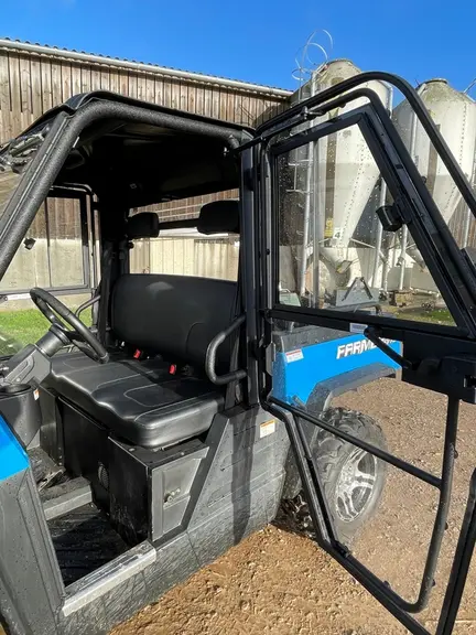 Le SSV électrique Hisun Farmer EV75 bénéficie de grandes portes dont l'ouverture est assistée par un vérin oléopneumatique.