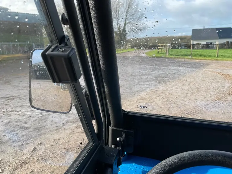 Les rétroviseurs du SSV électrique Hisun Farmer EV75 ne sont pas ou peu visibles depuis le poste de conduite.
