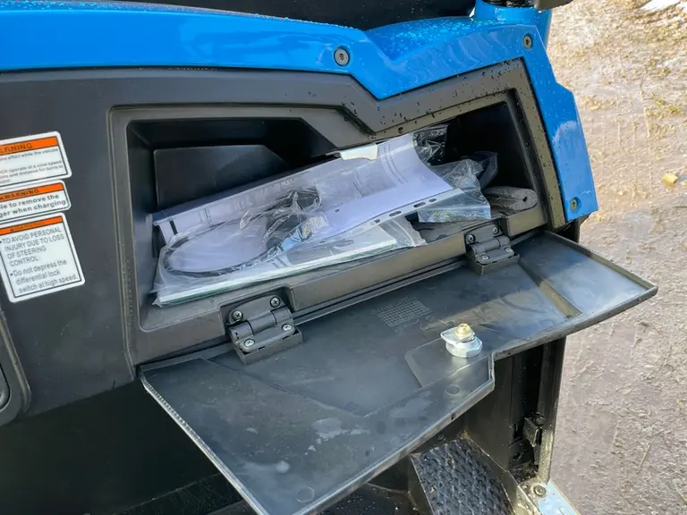 Le SSV électrique Hisun Farmer EV75 ne dispose pour véritable rangement que d'une boîte à gants.
