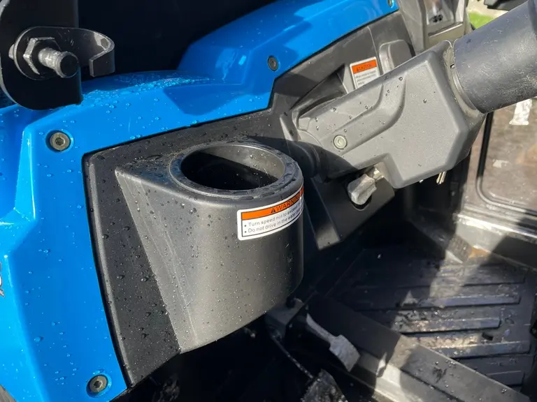 Le SSV électrique Hisun Farmer EV75 ne propose qu'un porte-gobelet.