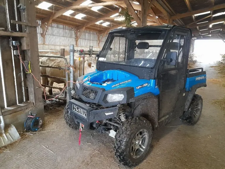 Le SSV électrique Hisun Farmer EV75 se recharge en 6 à 10 heures sur une prise 220 volts.
