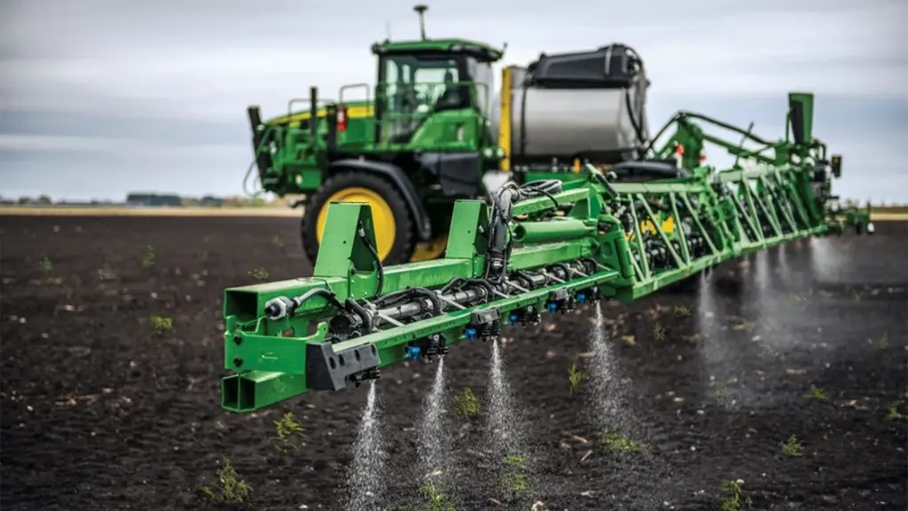 John Deere propose en 2023 la technologie de pulvérisation ultralocalisée See & Spray Select sur un nombre limité de pulvérisateurs traînés R900i.