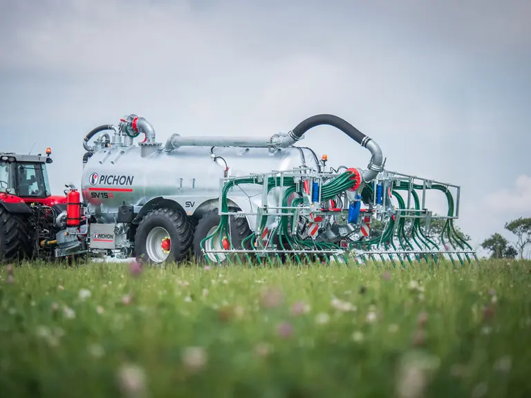 La tonne à lisier Pichon SV15R repose sur un essieu tandem à pivots renforcés.