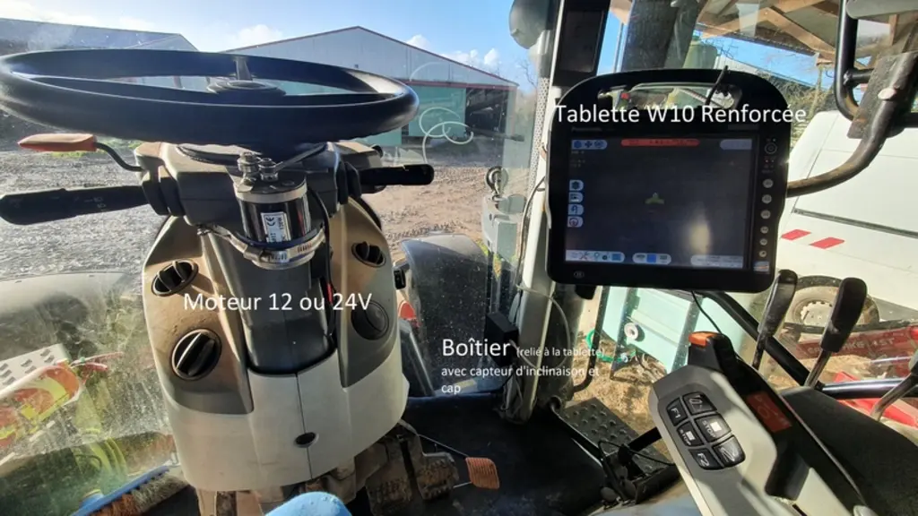 Maxime Emprou a monté lui-même l'autoguidage RTK sur deux tracteurs de l'exploitation familiale.