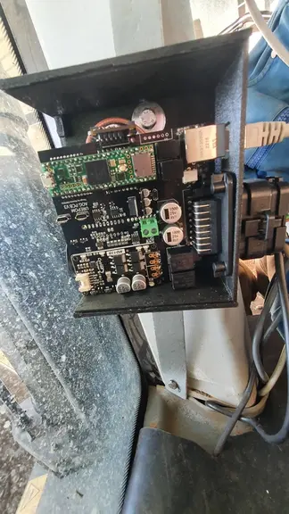 Aujourd'hui, il est possible de trouver des cartes électroniques toutes faites. Il ne reste plus que des branchements à faire.
