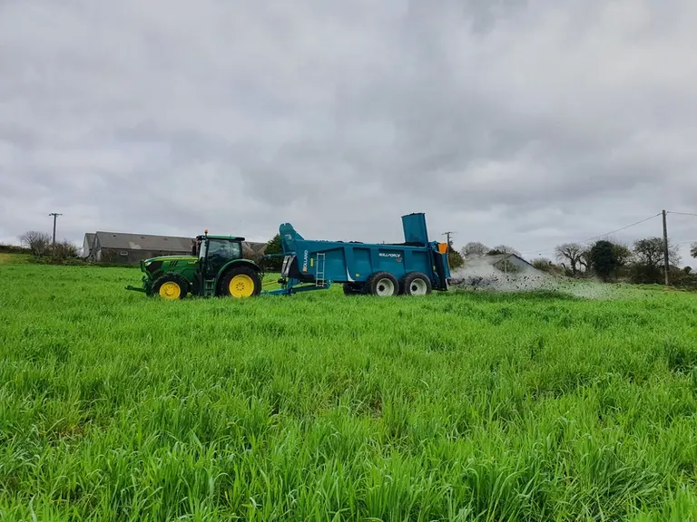 L'épandeur de 22 m3 est utilisé par une quinzaine d'adhérents pour une grande diversité de produits, du fumier pailleux au digestat solide, en passant
