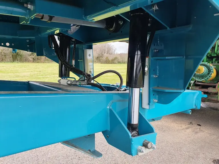 La suspension hydraulique de flèche est non seulement utile pour encaisser les chocs, mais sert également à s’adapter aux différentes positions d’atte