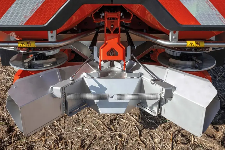 Conçu pour épandre depuis le bord de la parcelle, le déflecteur GSE Pro de Kuhn équipe les appareils Axis. Il limite le débordement des granulés d’eng