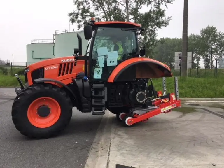 Le lève-tracteur Trakjak dispose de roues permettant de déplacer le tracteur dépourvu de ses roues arrière ou avant.