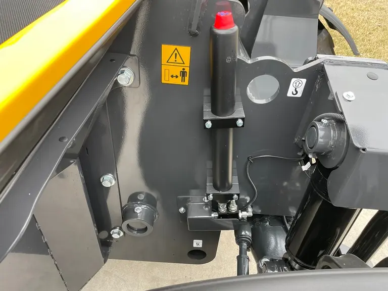 Le pont avant suspendu du chargeur télescopique Dieci Agri Max Power X2 utilise des accumulateurs oléopneumatiques à piston.