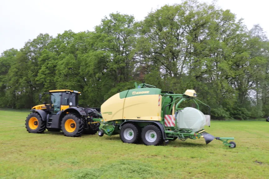 Presse enrubanneuse Krone Comprima Plus © D. Laisney