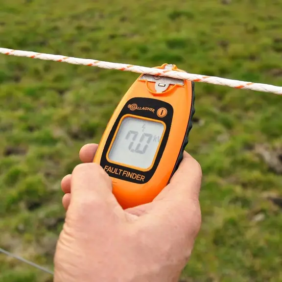 Une tension de plus de 4 000 volts doit être obtenue avec un testeur en fin de clôture électrique, afin d’assurer l'efficacité de celle-ci. © Gallagher