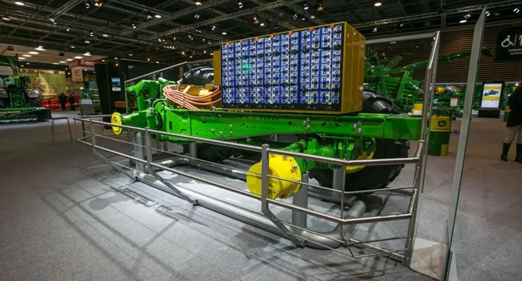 Le concept de tracteur électrique de grandes cultures John Deere Sesam remplace la prise de force mécanique et la transmission par deux moteurs électr