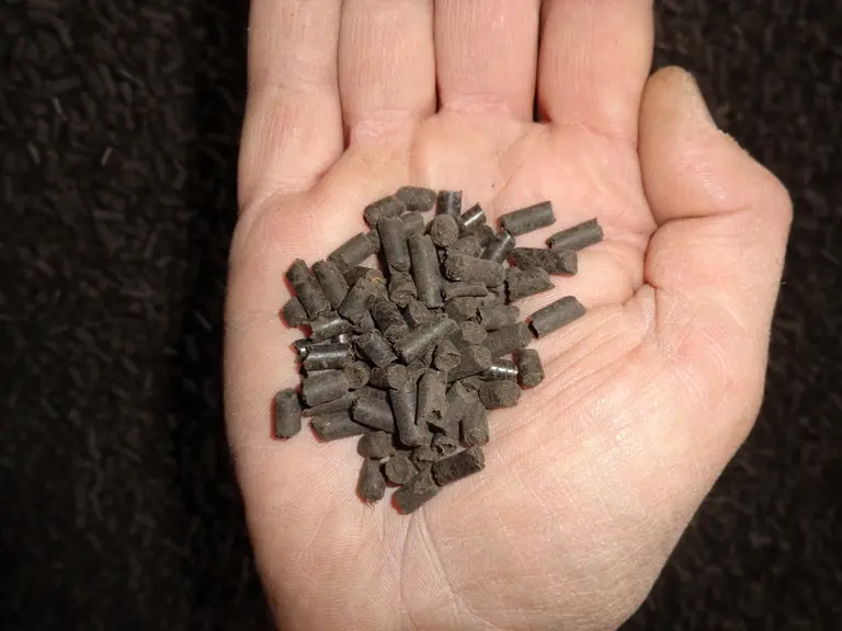 Plus les granulés s’éloignent de la forme sphérique, plus ils rencontrent des difficultés à s’écouler à travers les trappes de dosage et plus ils sont