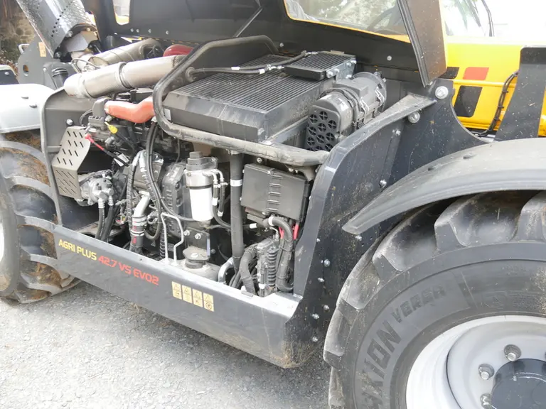 Sur le chargeur télescopique Dieci, le filtre à air est bien accessible à l'avant du compartiment moteur. © D. Laisney