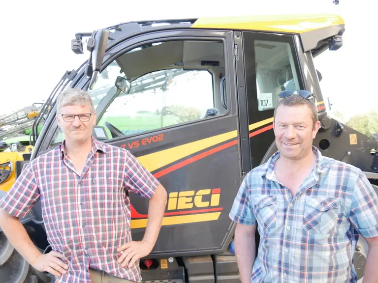 Les deux essayeurs du Dieci Agri Plus 42.7 VS Evo2, Philippe et David Lebrun, agriculteurs à Gratot (Manche), utilisent des chariots télescopiques dep