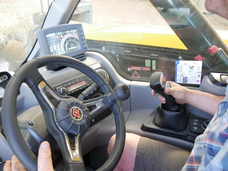 Le joystick du télescopique Dieci est solidaire de la console de droite. © D. Laisney