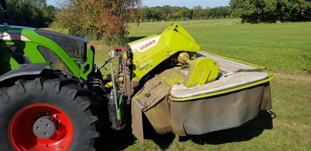 L'Agribumper est compatible avec l'attelage d'un outil sur le relevage avant. © Agribumper