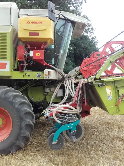 L’enterrage des graines par les éléments semeurs à disques fixés à l’avant de la moissonneuse-batteuse garantit la levée du couvert. © Chambre d'agric